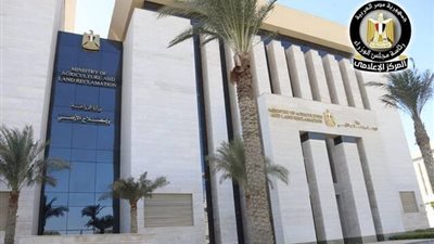 عدم الانسياق وراء الإعلانات المضللة.. تحذير هام من وزارة الزراعة للمزارعين