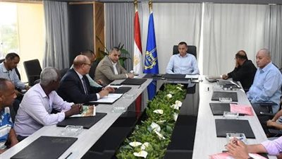 محافظ أسوان يبحث مع «استرداد الأراضي» آليات تسريع وتيرة العمل لتعظيم الاستفادة من أراضي «طرح النهر»