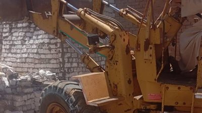 إزالة فورية لحوائط حاملة مخالفة على أرض زراعية بالعياط