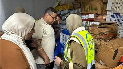ضبط منتجات غذائية غير مطابقة للاشتراطات الصحية بالبحيرة