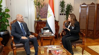 منال عوض تبحث تطوير منظومة مخلفات القاهرة وتوجه بسرعة تشغيل منشأة العاشر من رمضان