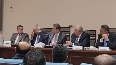 وزير الزراعة أمام 
