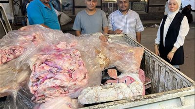 ضبط نصف طن مصنعات لحوم ودواجن مجهولة المصدر  غير صالحة للاستهلاك بقويسنا 