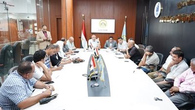 محافظ مطروح يترأس اجتماعًا لمتابعة منظومة مياه الشرب