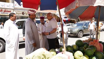 محافظ مطروح يلتقي تجار المنتجات الزراعية لدعم الأسواق وضبط الأسعار