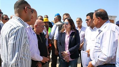 وزيرة الإسكان تتفقد محطة معالجة الصرف الصحي بمدينة مرسى مطروح 