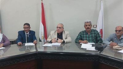 وكيل الزراعة بسوهاج يعقد اجتماعًا موسعًا مع مديري الإدارات الزراعية والتعاونية لمتابعة منظومة العمل