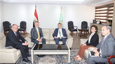 وزير الزراعة يستقبل مدير معهد 