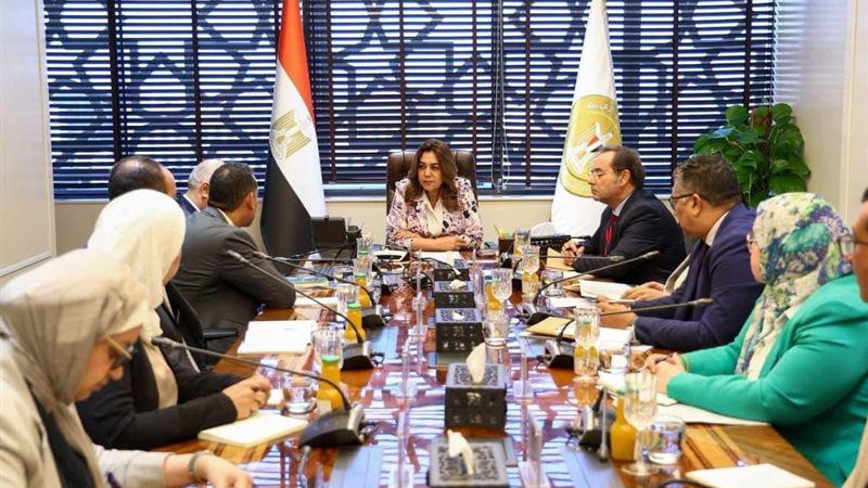 وزيرة البيئة تبحث