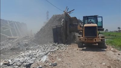 حفاظًا على الرقعة الزراعية.. أسيوط تنفذ إزالة فورية لـ10 حالات تعدٍ ومخالفات بناء