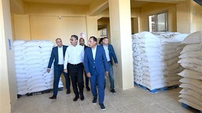 مدبولي يتفقد أحد مطاحن مطروح ويتابع تطبيق منظومة الخصم المباشر لضمان وصول الدقيق المدعم لمستحقيه