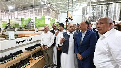 رئيس الوزراء يتفقد معصرة زيتون 