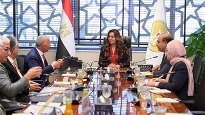 وزيرة التنمية المحلية والبيئة تبحث مع عدد من المستثمرين تكنولوجيات حديثة لمعالجة وتدوير المخلفات