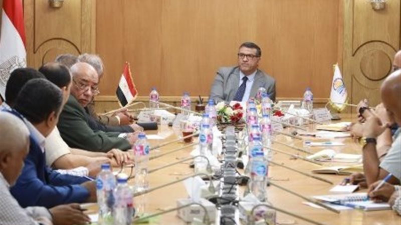 محافظ قنا يعقد اجتماعًا