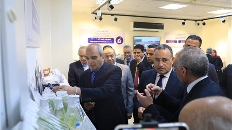 الدكتور عبدالعزيز