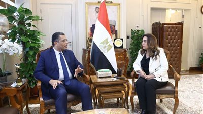 وزيرة التنمية المحلية تتابع مع محافظ البحر الأحمر منظومة المخلفات الصلبة