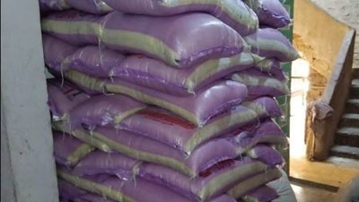 ضبط مصنع تعبئة بحوزته 9.5 طن سكر وأرز مجهولة المصدر في أسيوط