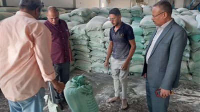 محافظ أسيوط يتابع الخصم المباشر بمطاحن مصر الوسطى.. تشديد الرقابة على تداول الدقيق المدعم