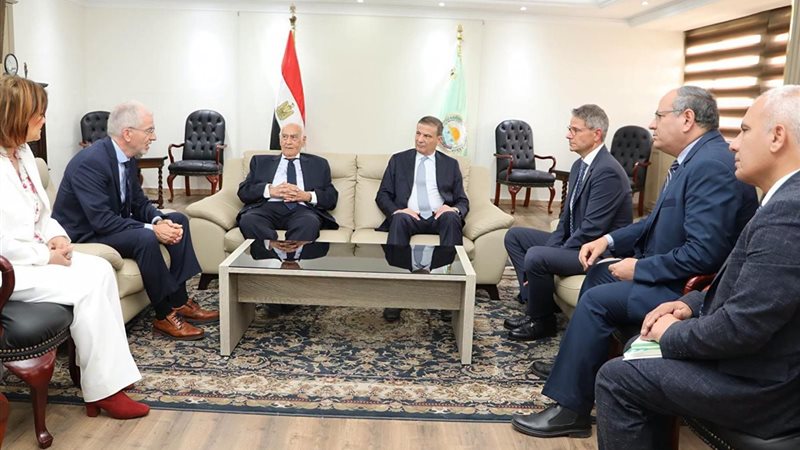 وزير الزراعة يلتقي